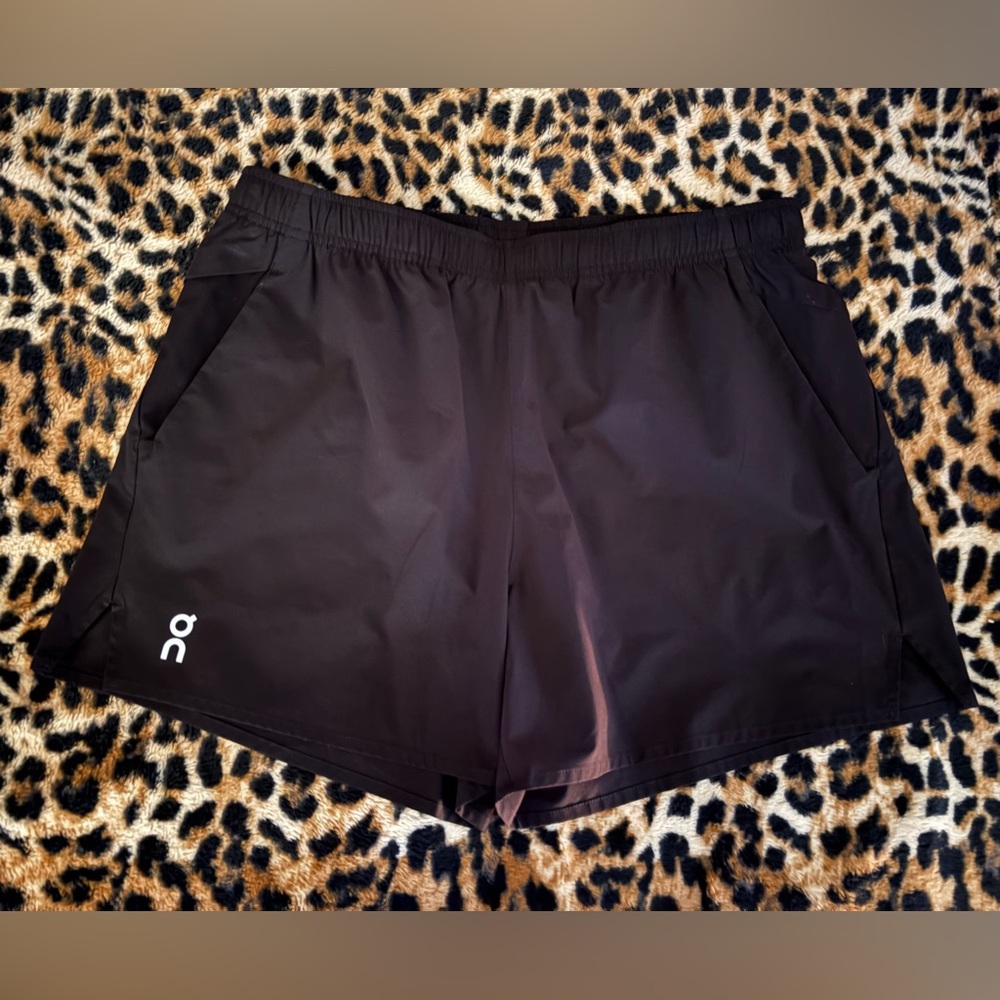 Run On Clouds Essential Women's Medium Black Athletic Shorts